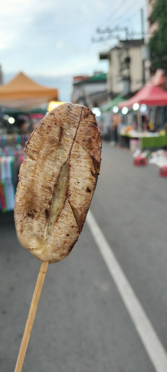 バナナを押し焼きしたものを購入。<br />日本のどこかで食べた薄皮の焼き菓子に似ている…気がしたが、未だに思い出せていない。