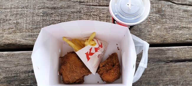 最小構成のセットを購入。<br />チキンはジューシーな肉質。今まで食べた場所（香港・シンガポール・マレーシア）よりも日本のそれに近いと感じた。<br />衣にほのかにサクサク感があり、ほんの少し塩気を強く感じた。汗をかくような気候だとむしろ旨かった。