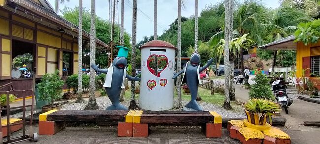 ちょっとシュールなモニュメント。<br />トラン滞在中はよく、ジュゴン（？）のモニュメントを見た。<br />乗ってきた夜行列車がバンコクに向けて経つまでの2時間、カンタン駅周辺の街を散策することにした。