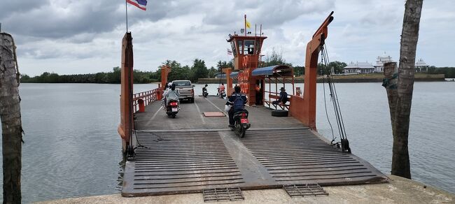 街はずれの岸壁まで歩いた。<br />ちょうど渡し船が出そうだったので、あてもなく乗船。<br />片道2B。往復分を買っておいた。<br />