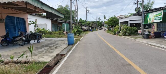 あてもなく、少し歩いてみる。<br />緩い坂の上に、寺院っぽい屋根が見えたので、行ってみることに…