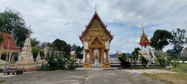 人気のない寺、発見。<br />この写真を撮った直後、寺にいた大型犬3匹に追いかけられた。<br />来た道を必死に走って戻って3匹をやり過ごしたと思ったら、通りにいた他の犬のスイッチも入ってしまった。<br /><br />この時点で半泣き状態だった。<br />「うわー」と言いながら、道沿い店先で談笑している人たちの中に飛び込んで助けて貰った。<br /><br />おばちゃんたちがおそらくタイ語でなんか言ってくれていた。<br />が、私は日本語で「いぬ、こわぁ～ぃ」としか返せない始末。<br /><br />居合わせたおばちゃんの一人に、渡し船の乗り場までバイクで伴走して貰いながら帰った。<br /><br />【参考】後から調べたところ、ローカルの犬が居る場所にはむやみに侵入しない・目を合わせたりにらみ合ったりしない・走らないというのがポイントらしかった。<br />私はことごとく裏目の行動をしていたらしい。