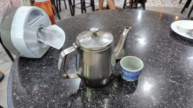 20分ほど待って着座。金属製のポットと陶器製の湯飲みが素朴で良い感じ。