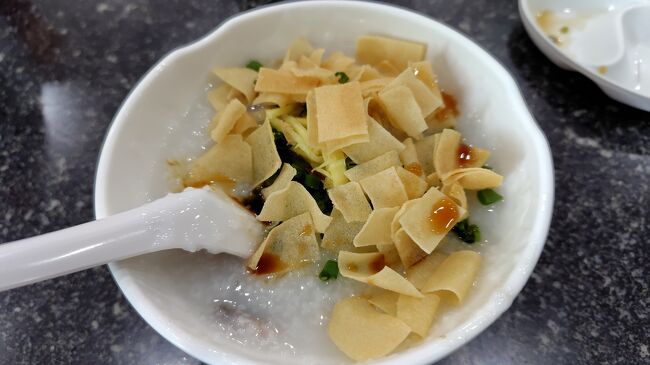 シンガポールでハマったピータン粥を注文。うまし。