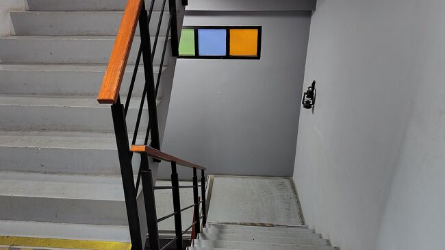 宿の廊下。<br />OTAサイトに載っている写真よりは寂れている。<br />が、危険・不衛生というものでは無かった。<br /><br />部屋はOTAサイトの写真と概ね同じ。田舎の民宿と思えば快適。