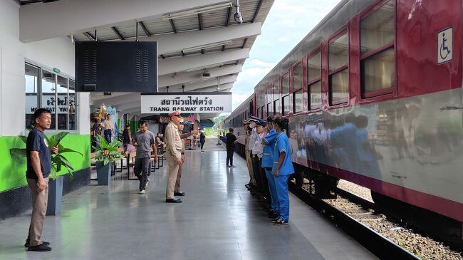 昨日トラン駅で見ていたSpecial Expressに乗車。<br />出発前に乗務員と駅員が整列して何かをしていた。<br /><br />「ご安全に！」みたいな儀式？