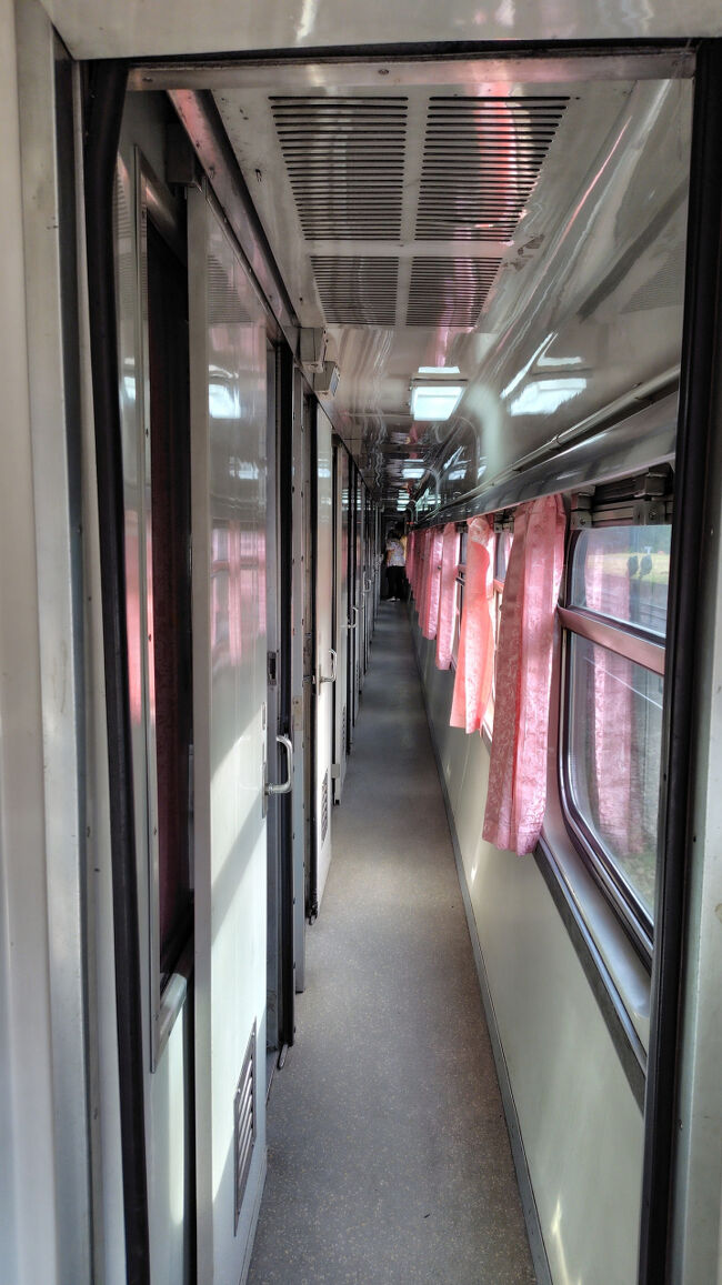1等寝台個室の通路。結構ベテランな車両。