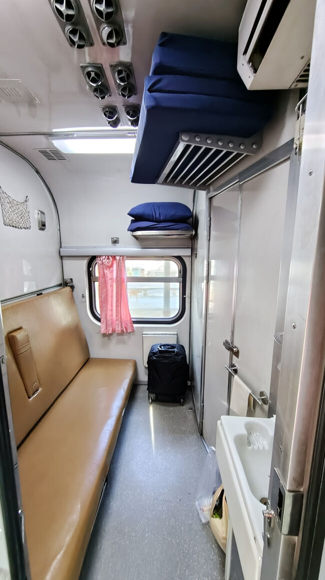 寝台個室。<br />個室は定員2名。空いていれば＆追加料金を払えば、占有可能だった。<br />タイ国鉄でオンライン購入できた。<br /><br />バンコクまでの1泊＆運賃と思って奮発。1976Bだったので、約10,000円。