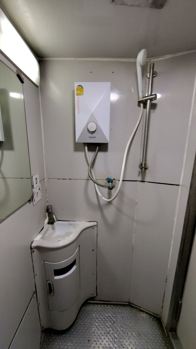 古いがシャワーも併設。<br />床がビチャビチャになるので、要サンダル持参。<br />明け方に軽く浴びたが、その時もお湯は十分出た。