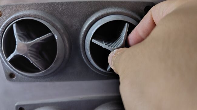 天井から冷風が容赦なく吹いてきていた。<br />吹き出し口のつまみを回して止めた。<br /><br />1か所つまみが回らなかった。また、つまみを回せた吹き出し口からもほのかに冷風が漏れていた。<br /><br />つまみを回しても涼しめな室内だったので、長袖を着て調整。