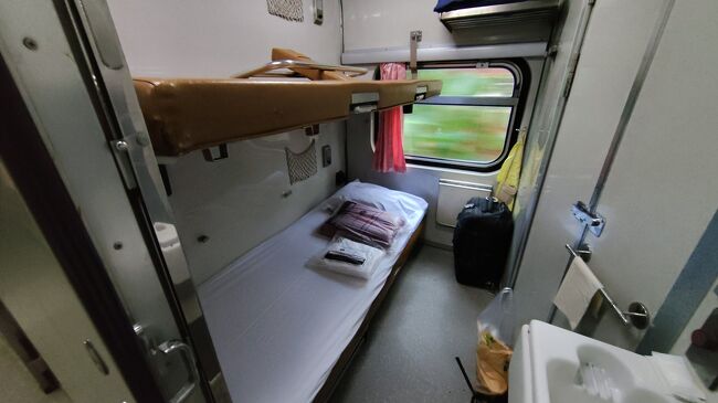 出発早々、車掌（？）さんが巡回して手早くシーツを敷いてくれた。<br />出発前に敷いちゃってれば楽なのにと思いつつ、目の前でクリーニング袋を破いて敷いてくれるのを見れる安心感はあった。<br /><br />車両は古いが、衛生的に感じた。大切に使っているのが伝わってきた。