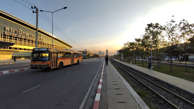 大きな道路を挟んで、バンスー駅（元からあった駅）も健在。