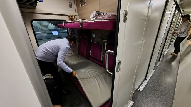 出発してすぐに、きれいなシーツを敷いてくれた。