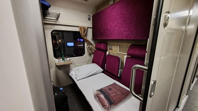 この車両もシャワー付きだが、昨日の車両に付いていたバスタオルは無かった。<br /><br />ちなみに私は駅の水シャワーで行水済みだった。