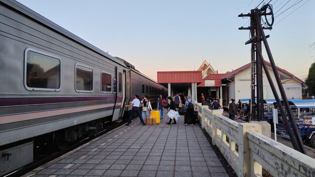 ノンカーイ駅に定刻から20分遅れで到着。<br />こじんまりとした駅で、小さな売店とコーヒーショップがあるのみ。<br />ここで後続の国境越え列車を2時間待った。<br /><br />だいぶ暇すると思っていたが、通信が繋がらなくなってしばらく焦っているうちに、時間が潰せた。<br /><br /><br />さて、新型寝台の感想をば。<br />部屋はとても快適だった。<br />ただし走行中ずっと、低周波の共鳴音が鳴りっぱなしだった。<br />（金属疲労とか大丈夫だろうか、、、）<br />車両から身体に伝わってくる類のものだったので、耳栓も「しないよりはまし」程度だった。<br />私は歩き疲れていたため寝落ちしたが、気になる方は要検討です。