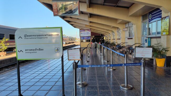 乗ってきた列車着いたところ同じホームに、国境越え列車専用のイミグレがあった。<br />手続が始まる前に撮影（この先は撮影禁止）。