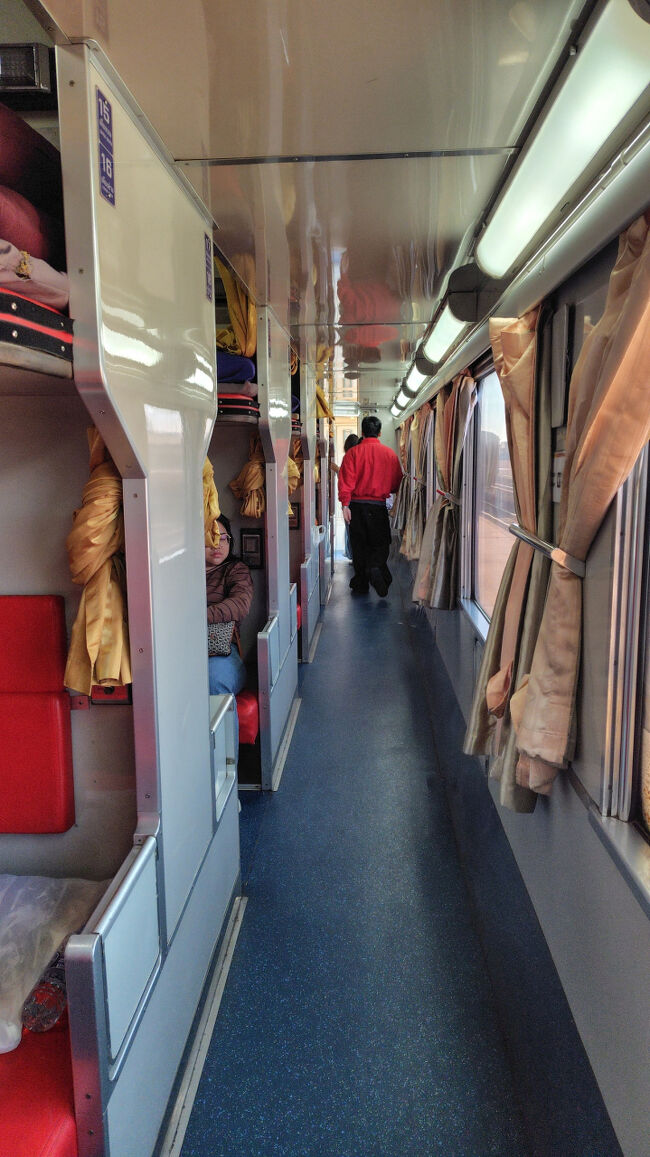 国境越え列車の2等寝台に乗車。<br />30分弱なので座席で構わないのだが、理由があって。<br /><br />見覚えがある方もいるかもしれない。<br />この車両、旧国鉄の開放寝台です！<br />（シートが赤いファブリックに替えられている）