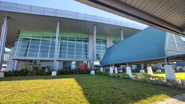 ビエンチャン（カムサワート）駅に到着。<br />ここで入国カードを記入し「謎の20B」を払って入国した。<br />事前に20Bのことは情報収集していたが、何の20Bなのかは分からなかった。<br /><br />【留意事項】<br />駅はビエンチャンの郊外、駅の周りには何も無し。<br />必然的に出待ちの乗り合いバンとかを利用するか、バスを待つことになる。<br />いずれも現金のみ、かつ両替所無し！<br /><br />ただし、乗り合いバンはバーツが使えました！<br />鉄路での入国に際しては、少額のラオスキープ、もしくはタイバーツの少額紙幣を数百バーツ分持っておくと良いです。<br /><br />なお、中老鉄道のビエンチャン駅は別物。<br />GooglemapやローカルライドシェアLOCAでVietiane Rail Stationと入力すると、中老鉄道のビエンチャン駅が検索されるので注意です。<br />