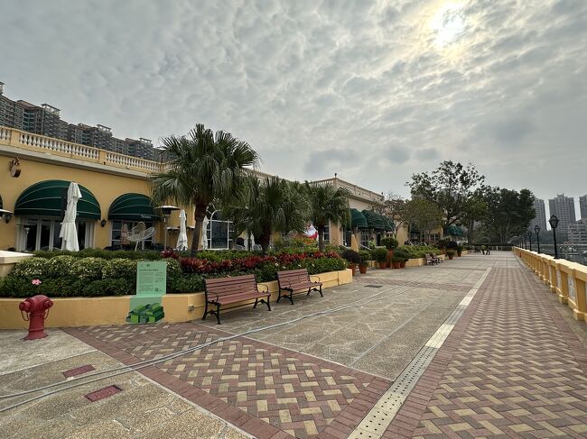 地中海の雰囲気漂うショッピングモール。