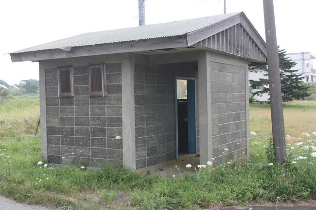 勇払郡むかわ町汐見。<br />スクールバス乗り場の前にあるトイレです。