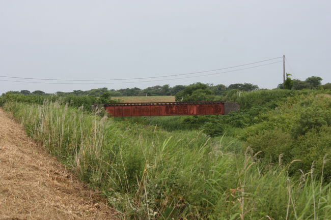 勇払郡むかわ町汐見。<br />川東幹線用水路に架かる、日高本線の橋梁のようです。