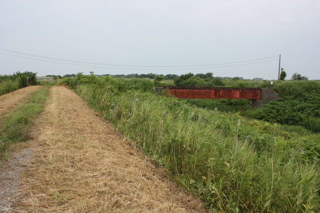 勇払郡むかわ町汐見。<br />しかも、土手沿いの道は、日高本線の線路を越え、先に進めそうです。