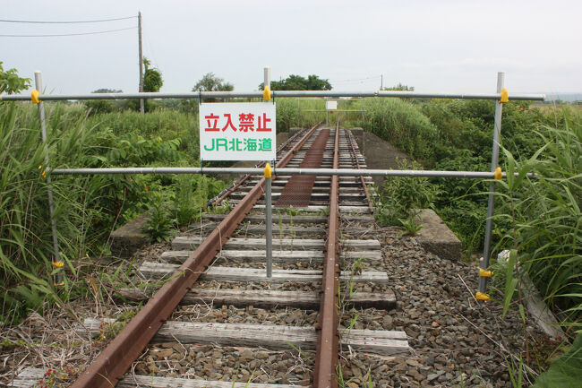 日高本線の線路跡。<br />線路の上を、鵡川方面に進んでみました。<br />川東幹線用水路に架かる橋梁の手前に、立入禁止の柵がありました。