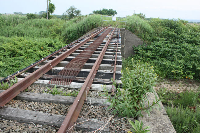 日高本線の線路跡。<br />柵ぎりぎりから橋梁を撮りました。