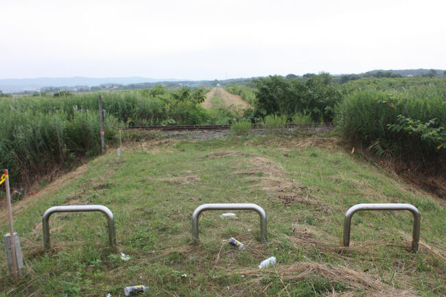勇払郡むかわ町汐見。<br />さらに進むと、車止めがありました。<br />踏切はありませんが、ここを通って線路を渡る人もいたことでしょう。