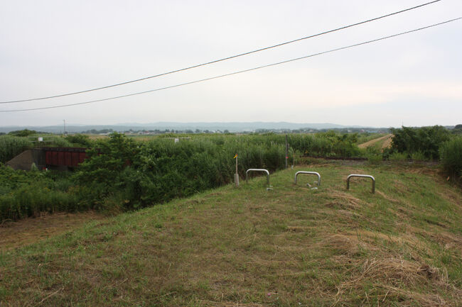 勇払郡むかわ町汐見。<br />線路を渡り、川東幹線用水路に架かる橋梁の反対側を撮りました。