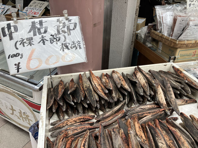 幼いころ削り箱で削るのが当番<br />祖母の味噌汁、これ削って出汁とってたな<br />懐かしい鰹節