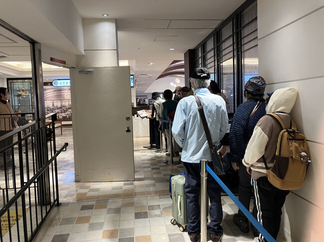 ２０人ぐらい並んでました<br />中もちょっと雰囲気いい食堂<br />