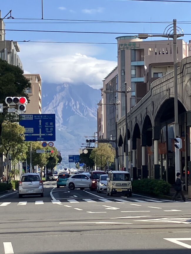 那覇までの海上国道Ｒ５８<br />ここ鹿児島の西郷さん前が起点<br />桜島目の前