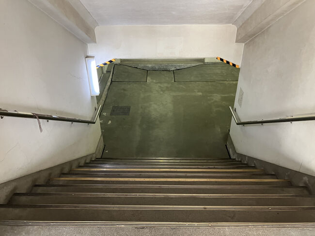 階段降り地下へ