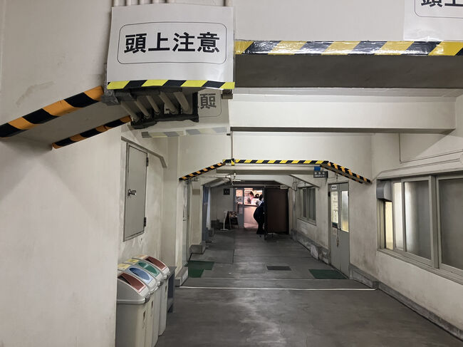 ガラーンとした地下１階<br />あの奥に