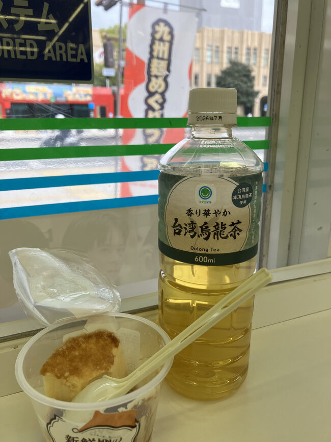 ファミマだけは台湾烏龍茶扱っててナイス！！<br />滅多に食べないプリン<br />店内イートコーナーで<br />