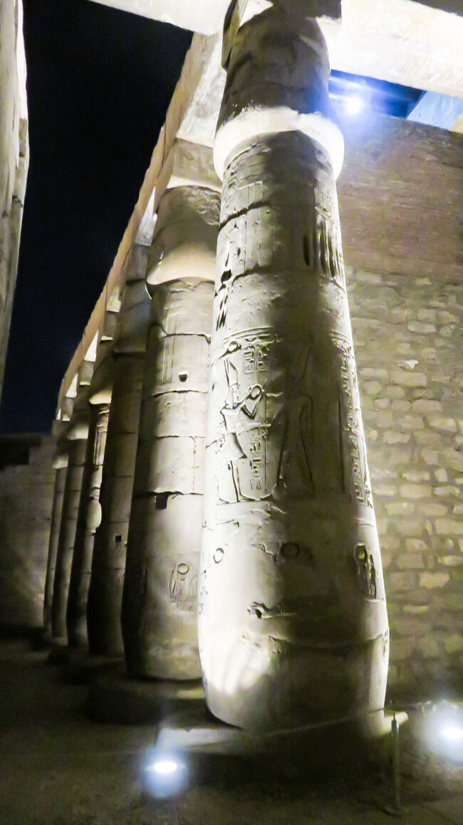 柱のレリーフが照明によって一層鮮やかに見えます。<br />