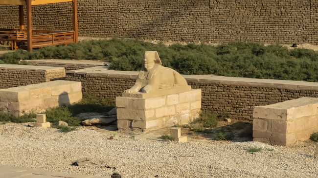 カルナック神殿を後にしてホテルの方向へ歩きます。カルナック神殿通に出たあたりからスフィンクス街道沿いに歩きます。カルナック神殿寄りの部分は大分像が無くなっており、少し寂しい感じがします。