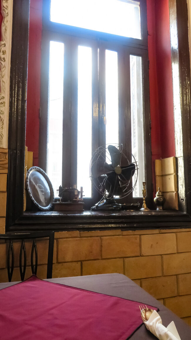 店内はアンティーク品で飾られ、落ち着いた雰囲気。