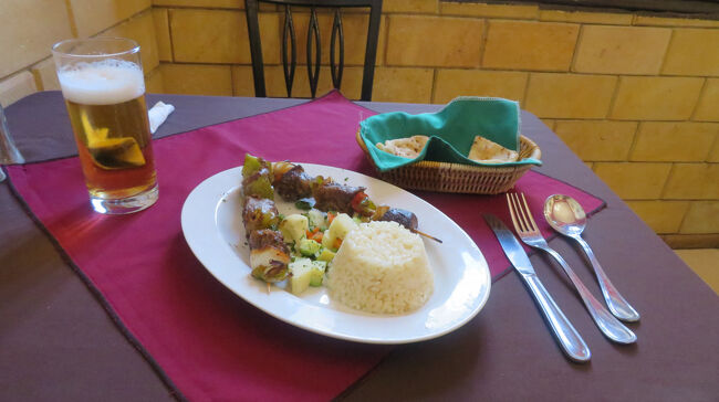 メニューを見るとビールの記載が無いのですが…。<br />「ビールありますか？」<br />「あるよ！」（田中要次さんの口調－あくまでもイメージですが。）<br />ケバブとビールをいただきました。<br />