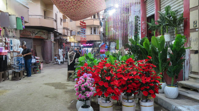 スークにも活気が出てきました。