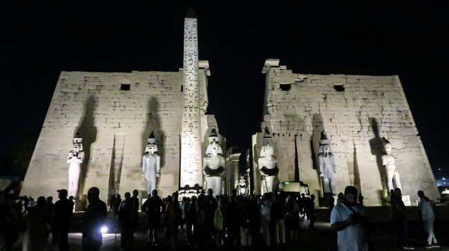 ホテルのご主人からルクソール神殿は夜が綺麗だとの話を聞き、徒歩で神殿に向かいます。<br />第１塔門とラムセス２世の像、さらには対の１基がパリのコンコルド広場にあるオベリスク。