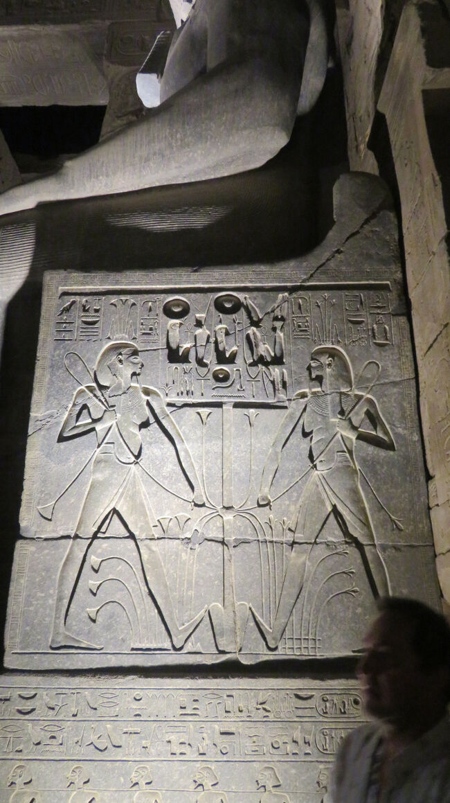 座像の横には、レリーフが彫られています。上下エジプトの統合を意味するのだそうです。