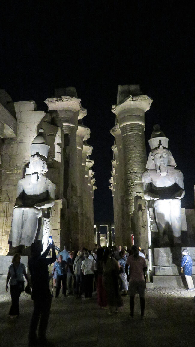 第２塔門を進みます。右がラムセス２世像、左がアメンホテプ３世像。