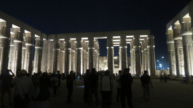 第２中庭に来ました。大きな柱が２列になって中庭を囲んでいます。