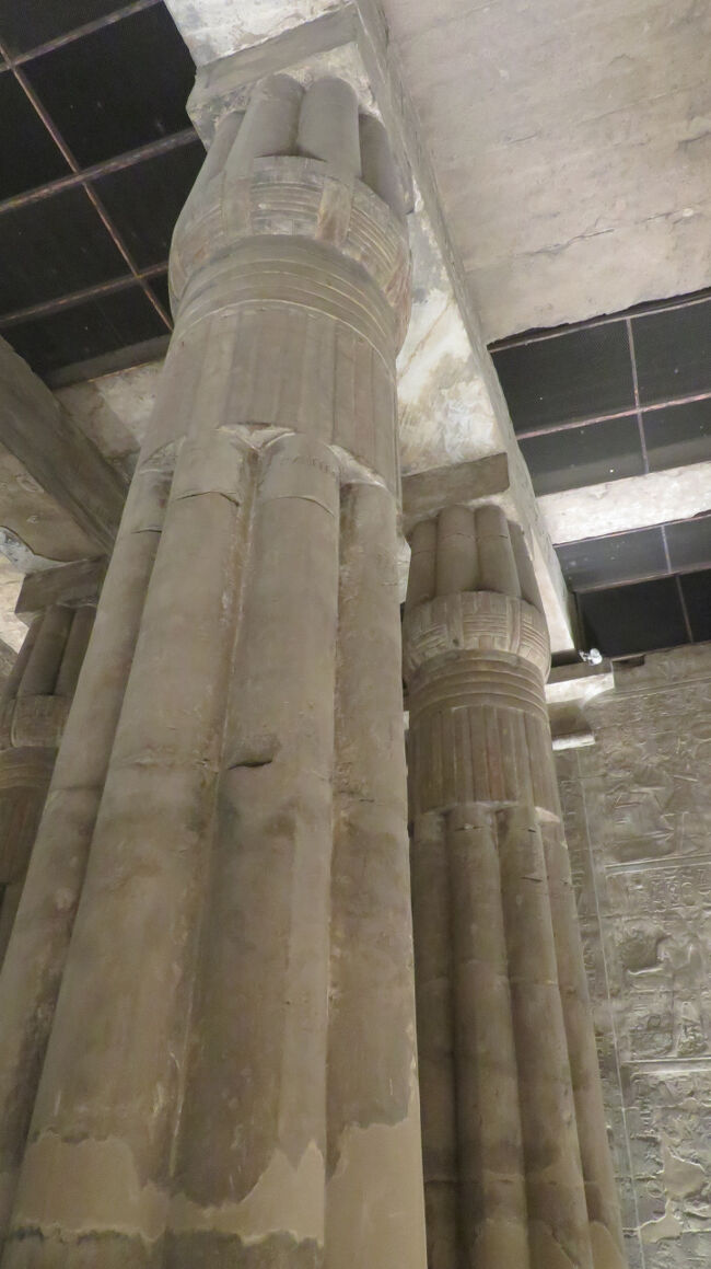 柱上の残った梁と天井。