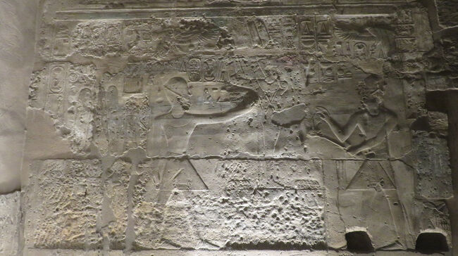 レリーフに残された絵は、戦いと交流を表しているのでしょうか。