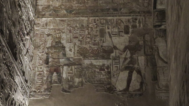 神との交流を描いているのでしょうか。