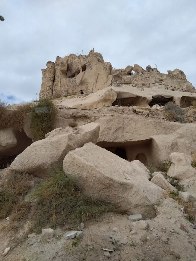 空港からカッパドキアのホテルに向かう途中で、もう奇岩が延々と続いてパシャパシャ写真を撮っていたらホテルに到着です。<br /><br />ギョレメのホテルを予約したので12時ごろに着いたのはいいものの、ホテルを通して空港へのお迎えと気球ツアーを予約していたので支払いをしなければなりません。クレジットカードを取り出すと、カード払いの手数料が半端ないとのことです。話し合いの結果、近くのATMで数百ドルを引き出すことになりました。<br /><br />もちろん小額紙幣は引き出せないので後でお釣りをもらわなければならないし、銀行手数料はかかるし、というデメリットがありました。多額の現金は持ち歩きたくないものの、観光地ではドルやユーロが強いのでもう少し現金持っていてもよかったかもしれません。<br /><br />後から振り返って明細を見てみると銀行手数料は2%以下だったので、そんなにくよくよ考えることでもなかったです。単に手数料を払ったり、支払いで時間を取られるときのイライラを過大評価していただけでした。次へ進みましょう。