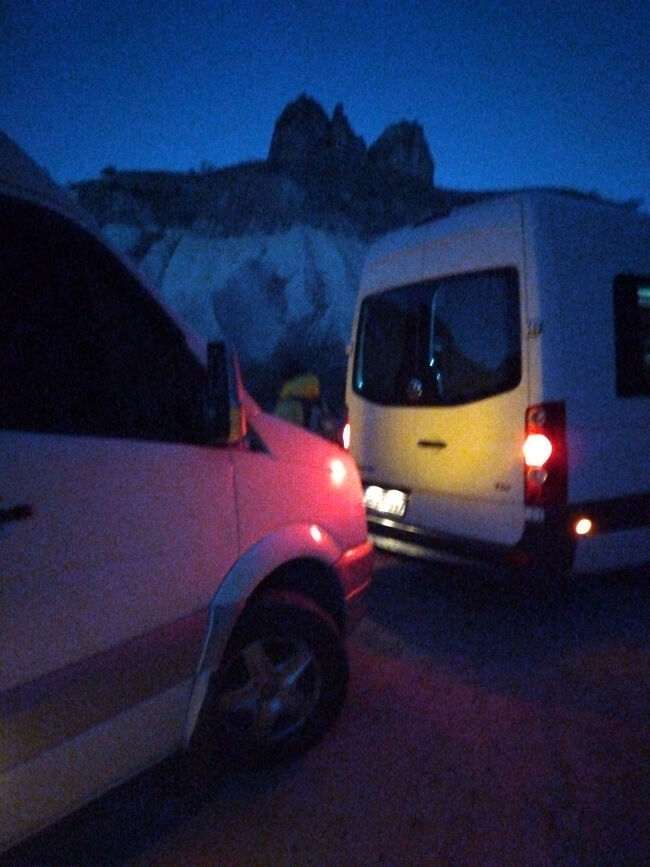 11月5日（水）【Day 8】カッパドキア観光・気球ツアー<br /><br />メイン中のメイン、気球ツアーです。朝6時にホテル前から車に乗り込みます。まだ真っ暗な中、見知らぬ人たちとワゴンに乗ってデコボコ道を走り気球の発着場に着くと、色とりどりのバルーンを膨らましている最中でした。